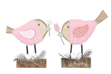 Lade das Bild in den Galerie-Viewer, Dekofigur Vogel auf Holzstamm / rosa / 1 Stück / 20 x 4,5 x 20 cm
