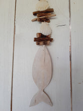 Lade das Bild in den Galerie-Viewer, Dekohänger Fisch Sealine Girlande / Länge=58cm / mit Fisch, Holz und Muscheln
