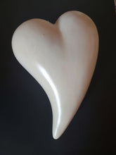 Lade das Bild in den Galerie-Viewer, Herz aus Keramik I 14 cm I creme beige glasiert I Dekoherz

